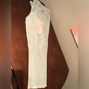 Highly distressed jegging crops